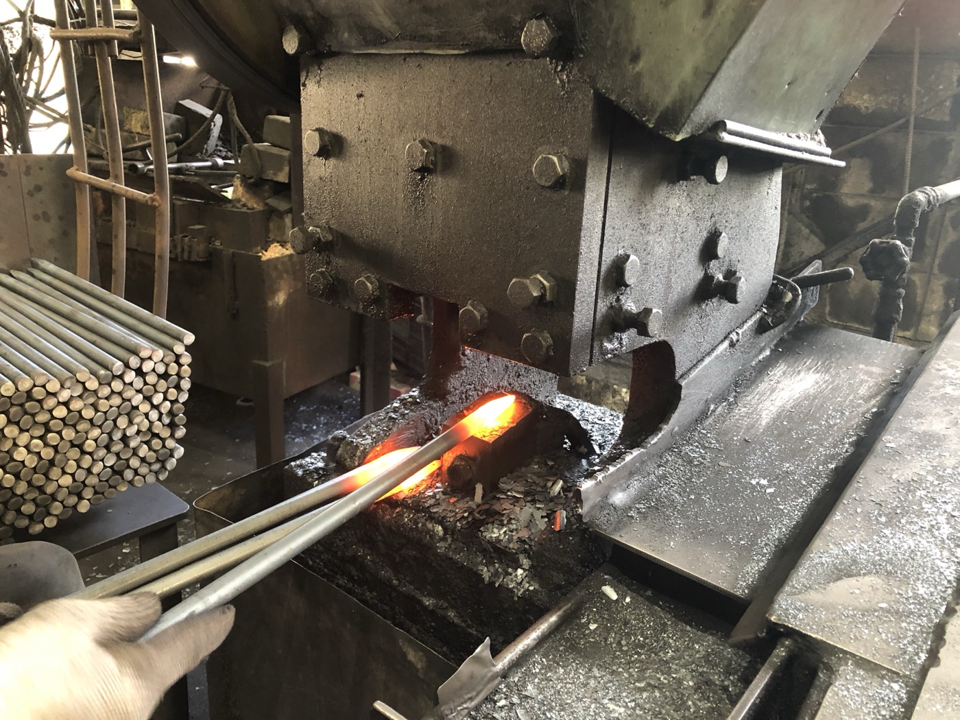先端加工用プレスによる成形